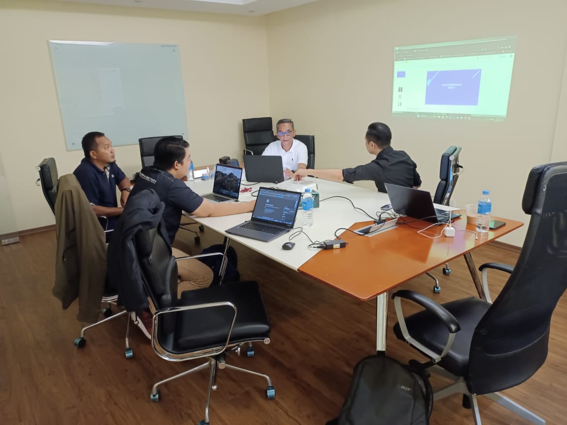 UNISZA participants during a hands-on UI/UX session